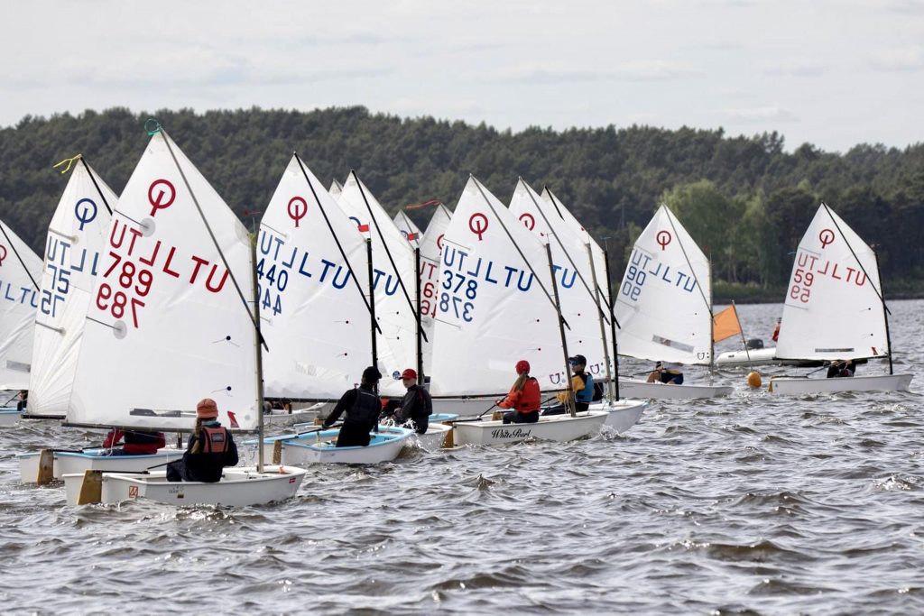 Buriavimas sportinėmis jachtomis